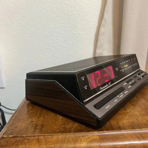 Vintage Realistic Chronomatic 267 AM/FM Alarm Clock Radio 12-1577 Wood Working - Picture 4 of 10
